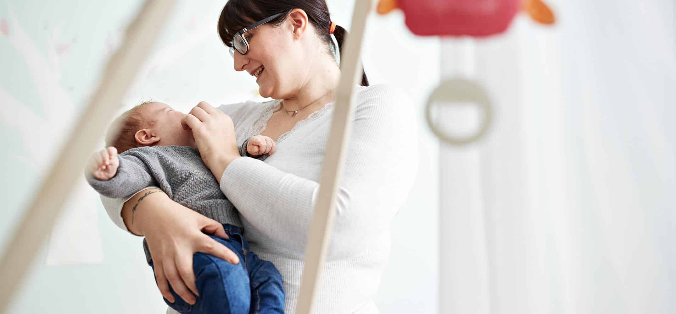 Rassel, Wiege, Tragetuch: Kinder unter einem Jahr gut betreut